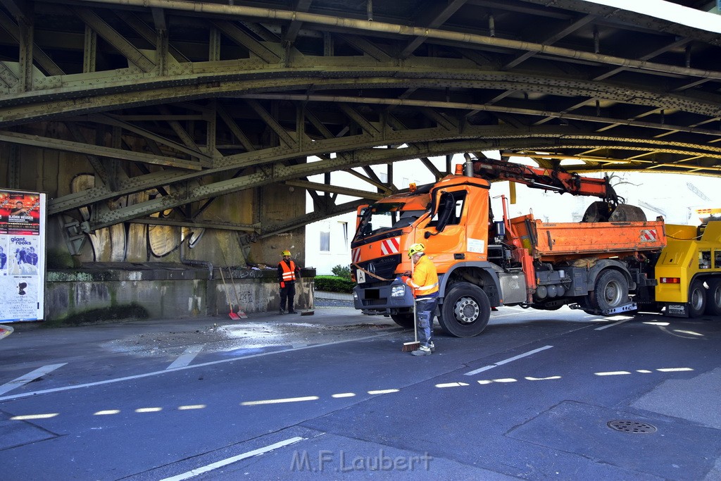 LKW blieb unter Bruecke haengen Koeln Deutz Deutz Muelheimerstr P157.JPG - Miklos Laubert